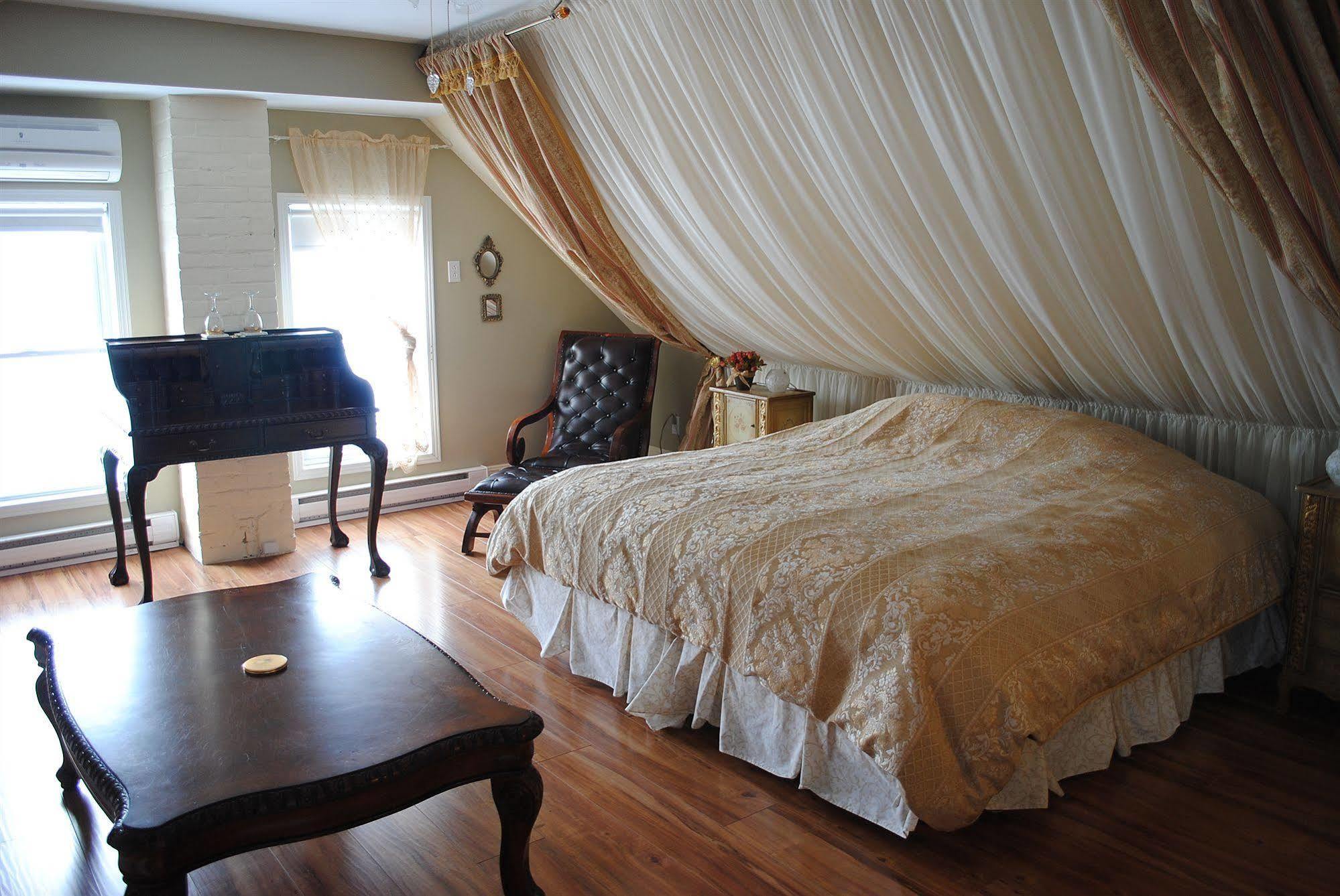 Auberge Marquis De Montcalm Sherbrooke Bagian luar foto